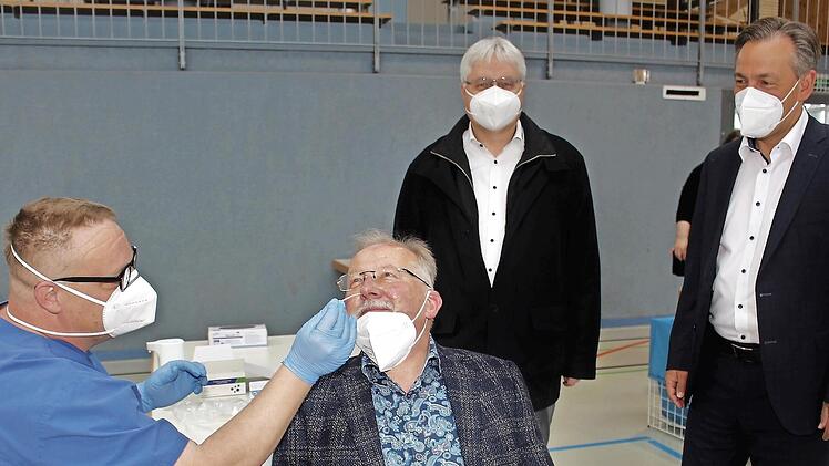 Dr. Stefan Rohmer testet Bürgermeister Friedrich Gleitsmann. Dahinter Landrat Alexander Tritthart (rechts) und Gemeinderat Holger Vogel