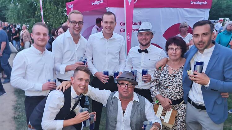 Nicht nur für den Junggesellenabschied des Mannes mit grauem Hut haben sich die Jungs schick gemacht - für sie gehört es sich, zum Kaiser-Konzert im Anzug zu kommen. Foto: Susanne Will