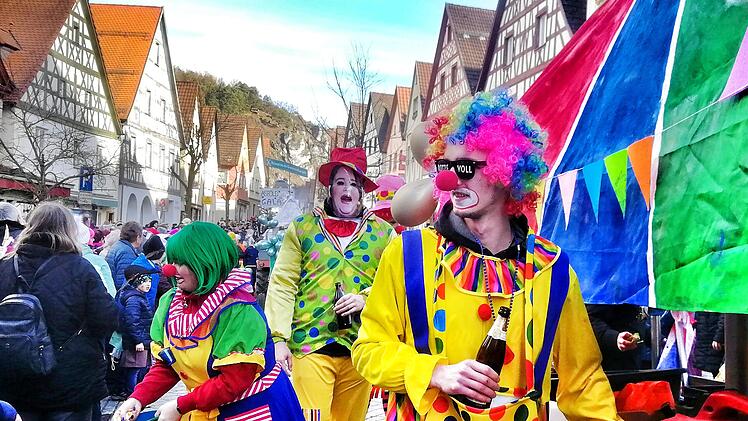 Fasching in Pottenstein: Bunter Umzug durch die Altstadt