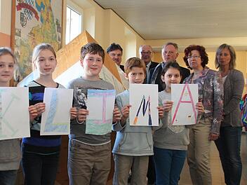 Nicht nur die Kinder, auch die Erwachsenen, freuen sich über den Klimawürfel in der Mainleuser Grund- und Mittelschule.  Fotos: Julia Schilling