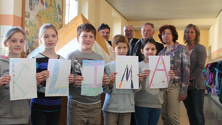Nicht nur die Kinder, auch die Erwachsenen, freuen sich über den Klimawürfel in der Mainleuser Grund- und Mittelschule.  Fotos: Julia Schilling