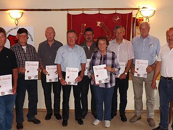 Sie sind 40, 50 und 60 Jahre dem SC treu; rechts Reinhold Sußmann.  Fotos: Helmut Kistner