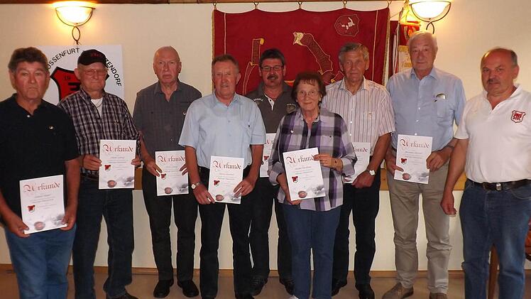 Sie sind 40, 50 und 60 Jahre dem SC treu; rechts Reinhold Sußmann.  Fotos: Helmut Kistner