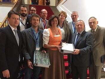 Vertreter aus dem Kreis Bad Kissingen übergeben die Unterschriften gegen die geplante Stromtrasse an Ministerin Ilse Aigner.  Foto: Landratsamt