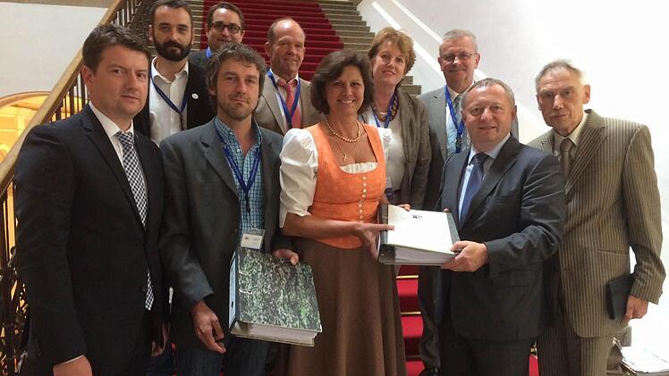 Vertreter aus dem Kreis Bad Kissingen übergeben die Unterschriften gegen die geplante Stromtrasse an Ministerin Ilse Aigner.  Foto: Landratsamt