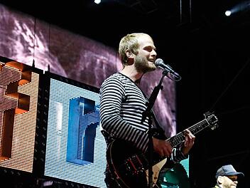 Sportfreunde Stiller feiern mit 9500 Fans auf dem Coburger Schlossplatz. Foto: Matthias Hoch