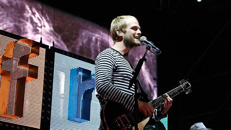 Sportfreunde Stiller feiern mit 9500 Fans auf dem Coburger Schlossplatz. Foto: Matthias Hoch