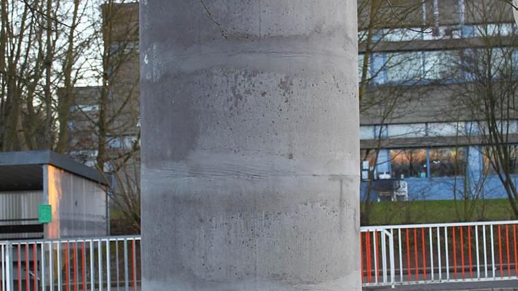 Keine Werbung gibt es bei der Turnhalle in der Alten Forstlahmer Straße.  Foto: Jürgen Gärtner