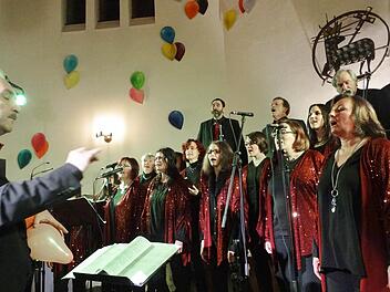 Einfach passend: Die Luftballons an der Wand unterstrichen kongenial die Freude, die der Chor und die Band "Praising People" unter der Leitung von Bernd Schmidt mit ihrem Auftritt in der Christkirche in Ebern geboten hatte.