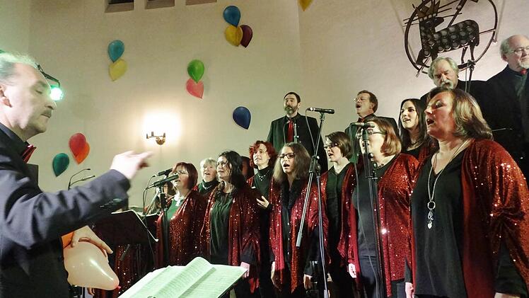 Einfach passend: Die Luftballons an der Wand unterstrichen kongenial die Freude, die der Chor und die Band "Praising People" unter der Leitung von Bernd Schmidt mit ihrem Auftritt in der Christkirche in Ebern geboten hatte.