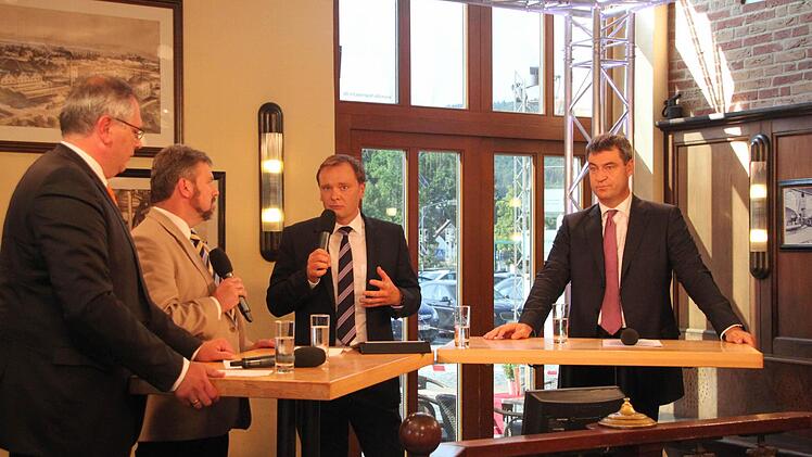 Von links: IHK-Vizepräsident Michael Möschel, HWK-Präsident Thomas Zimmer, TVO-Moderator Frank Ebert sowie Heimat und Finanzminister Markus Söder (CSU).