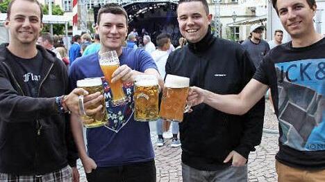 Faire Verlierer: Jörg Schwengler aus Reckendorf, Daniel Lösel, Baunach, Hannes Leidner, Pfarrweisach, und Vorsitzender Philipp Schreiener (Baunach) vom Baunacher Stammtisch "Werkstatt" stoßen mit Weizen und Export auf ein Gelingen des Altstadtfestes an.