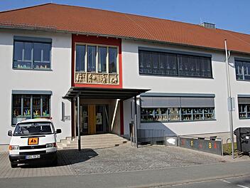 In der Grundschule Ebern in der Georg-Nadler-Straße geht "die Post ab", es läuft alles "rund", was Schul- und Betreuungsangebote betrifft. Angeschafft werden soll u.a. ein neuer Schulbus für 30 000 Euro. Der auf diesem Foto gezeigte ist in die Jahre gekommen.  Foto: Helmut Will