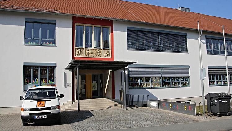 In der Grundschule Ebern in der Georg-Nadler-Straße geht "die Post ab", es läuft alles "rund", was Schul- und Betreuungsangebote betrifft. Angeschafft werden soll u.a. ein neuer Schulbus für 30 000 Euro. Der auf diesem Foto gezeigte ist in die Jahre gekommen.  Foto: Helmut Will