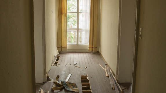 Abgewetzte Teppiche, heruntergekommene Zimmer: Das ehemalige Hotel "Post" in der Ludwigstraße steht seit vielen Jahren leer. Foto: Jürgen Hüfner