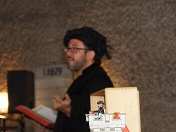 Kleiner und großer Luther: Michael Wolf erzählt aus dem Leben des Reformators. Foto: Arkadius Guzy