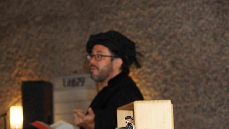 Kleiner und großer Luther: Michael Wolf erzählt aus dem Leben des Reformators. Foto: Arkadius Guzy