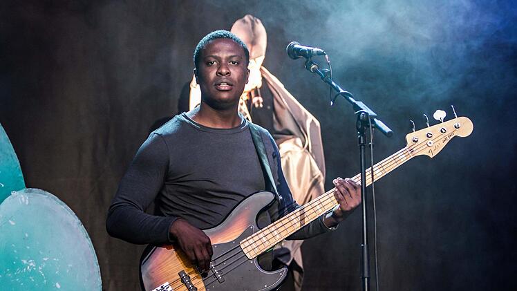 Impressionen vom Tambacher Sommer: Rund 1500 begeisterte Fans im ausverkauften Tambacher Schloss erlebten den Auftritt der Ersten Allgemeinen Verunsicherung. Foto: Jochen Berger
