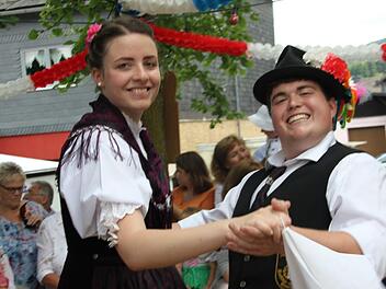 Burschen und Mädel bei der Kirchweih. Foto: Veronika Schadeck