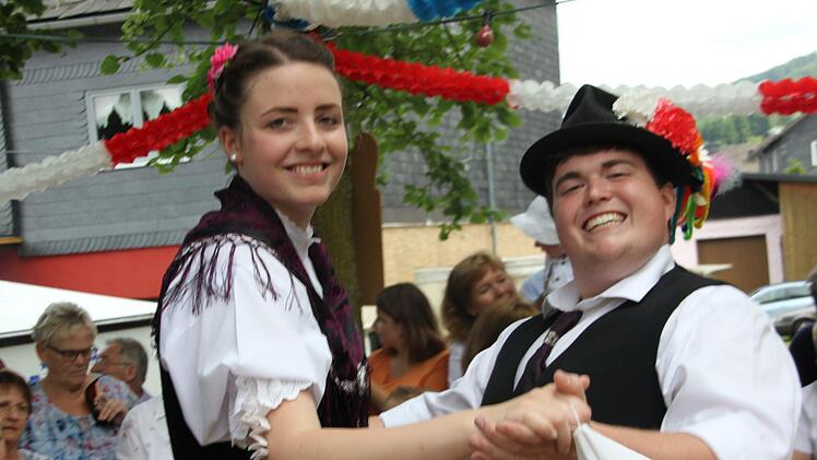 Burschen und Mädel bei der Kirchweih. Foto: Veronika Schadeck