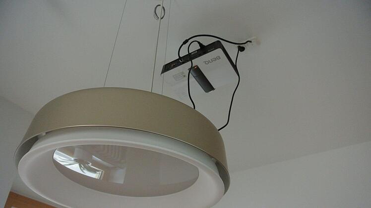 Im neuen kleinen Besprechungszimmer hängt schon der Beamer bereit