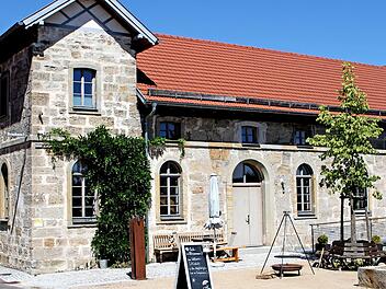 Hinter diesen Mauern des alten Brauhauses in Köslau entstanden Ferienwohnungen mit futuristischer Architektur und Wellness. Der gelungene Umbau ist bereits mit dem Denkmalförderpreis ausgezeichnet worden. Silvia Schuhmann stellte ihren Betrieb vor. Fotos: Günther Geiling