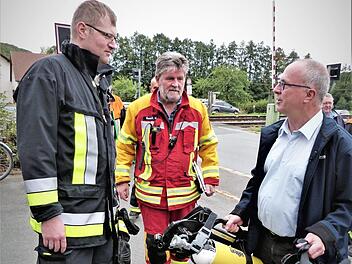 Bürgermeister Stephan Heckel-Michel, Kreisbrandmeister Wolfgang Kunert und Kommandant Andreas Hahn (von rechts) mit den neuen Geräten. Foto: Werner Reißaus