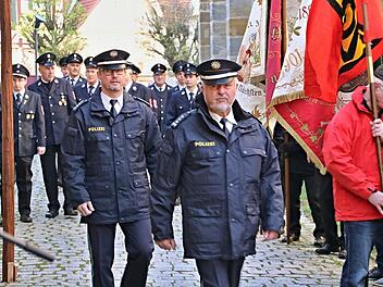 Uniformträger von Polizei und Feuerwehr waren mit dabei. Vorne von rechts: Siegbert Weinkauf und sein Vertreter Detlef Hauck. Foto: Helmut Will