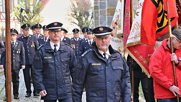 Uniformträger von Polizei und Feuerwehr waren mit dabei. Vorne von rechts: Siegbert Weinkauf und sein Vertreter Detlef Hauck. Foto: Helmut Will