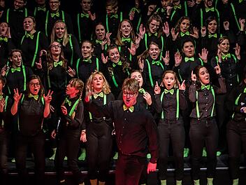 Mitreißendes Jubiläums- und Abschiedskonzert: Unter Leitung seines scheidenden Dirigenten Moritz Metzner begeisterte der Coburger Hochschulchor "Die Klangfänger" im ausverkauften Landestheater.Foto: Jochen Berger