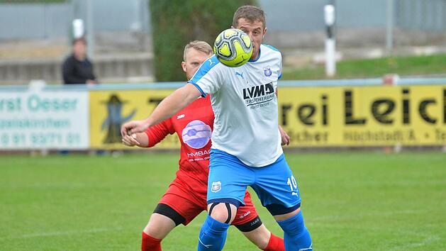 Die SpVgg Etzelskirchen um Marcus Wellein (wei&szlig;es Trikot) lag gegen Uehlfeld schnell zur&uuml;ck und musste sich letztlich mit 0:2 geschlagen geben. Foto: Picturedreams