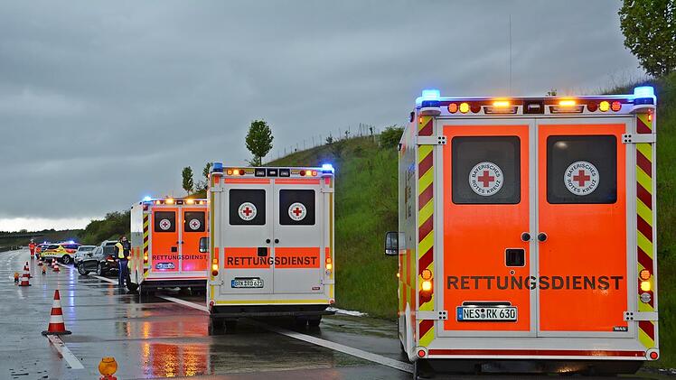 Große Unfälle, wie hier vor einem Jahr auf der A71 bei Mellrichstadt mit sieben beteiligten Fahrzeugen, sind Belastungstests für den Rettungsdienst.