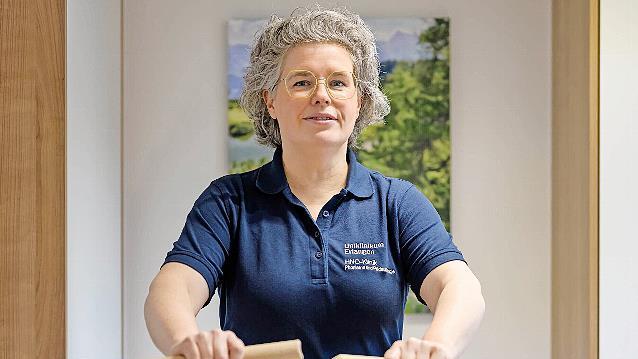 Jana Tschirschwitz zeigt eine &Uuml;bung aus der Stimmtherapie: Gezielte Bewegungen sollen Atmung, K&ouml;rperspannung und Stimme in Einklang bringen.