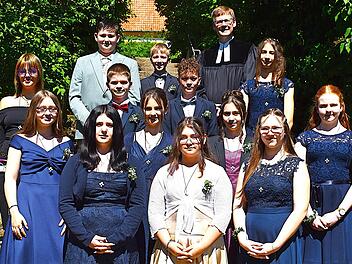 13 M&auml;dchen und Jungen feierten am Pfingstmontag in der Evangelisch-Lutherischen Pfarrkirche von Str&ouml;ssendorf ihre Konfirmation.