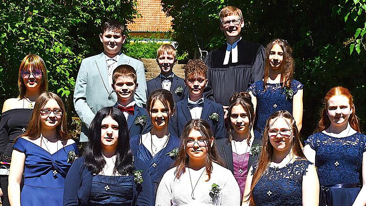 13 M&auml;dchen und Jungen feierten am Pfingstmontag in der Evangelisch-Lutherischen Pfarrkirche von Str&ouml;ssendorf ihre Konfirmation.