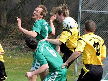 Die Postler Andreas Seidl und Spielertrainer Oliver Pfannes (rechts) halten die Schönderlinger Jens Mathes und Markus Heil (Nr. 6) auf Distanz zu ihrem Tor. Foto: Hopf