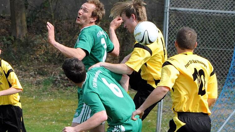 Die Postler Andreas Seidl und Spielertrainer Oliver Pfannes (rechts) halten die Schönderlinger Jens Mathes und Markus Heil (Nr. 6) auf Distanz zu ihrem Tor. Foto: Hopf