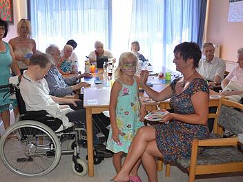 Die Kinder hatten ihre Freude beim Schminken, während die Senioren sich beim Sommerfest nicht nur von Musik unterhalten ließen, sondern auch selbst Spiele in die Hand nahmen und Spaß hatten. Die Pflegedienstleitung, Viola Förtsch (2.v.l.) und Cornelia Zänker waren mit Losverkauf beschäftigt.  Foto: K.-H. Hofmann