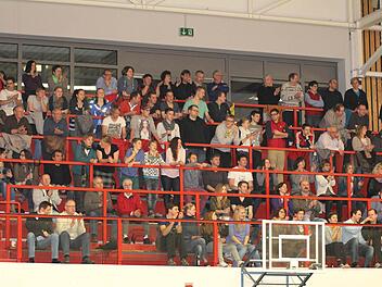 Fast wie in alten Zeiten: Zahlreiche Zuschauer bejubelten die Meisterschaft des VC Eschenbacher Eltmann.