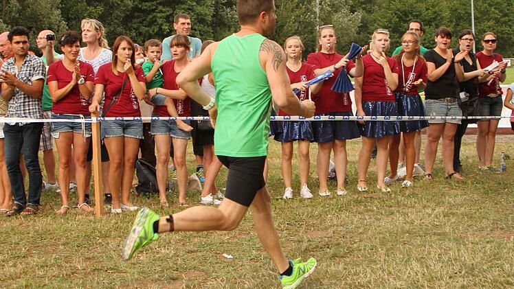 Immer wieder feuerten Cheerleader oder Musikgruppen auf den Strecken die Sportler frenetisch an, wie hier Manuel Böllner vom "RBP-Team Franken".