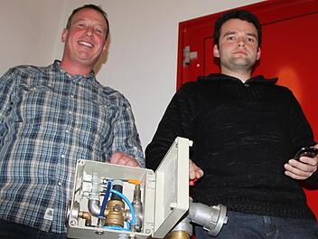 Gerhard Helfrich (links) entwickelte den Cleverboy ( Kasten). Jürgen Müller sorgte für die Datenübertragung per Funk. Schon bald soll diese Idee aber weiterentwickelt werden. Dann läuft die Datenverbindung übers Handynetz. Foto: Ulrike Müller