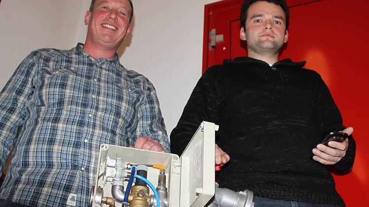 Gerhard Helfrich (links) entwickelte den Cleverboy ( Kasten). Jürgen Müller sorgte für die Datenübertragung per Funk. Schon bald soll diese Idee aber weiterentwickelt werden. Dann läuft die Datenverbindung übers Handynetz. Foto: Ulrike Müller