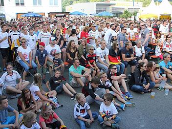 Weit über 500 Fußballfans schauten auf dem Brauerei-Areal in Zeil das Fußballspiel und freuten sich mit der deutschen Mannschaft über den 3:0-Sieg.  Fotos: Klaus Schmitt