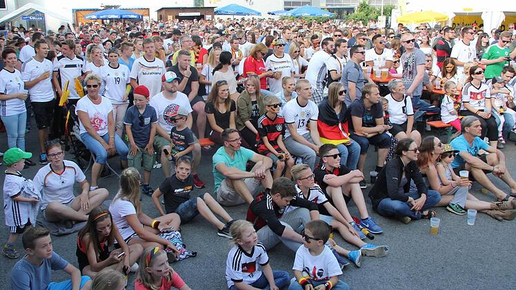 Weit über 500 Fußballfans schauten auf dem Brauerei-Areal in Zeil das Fußballspiel und freuten sich mit der deutschen Mannschaft über den 3:0-Sieg.  Fotos: Klaus Schmitt