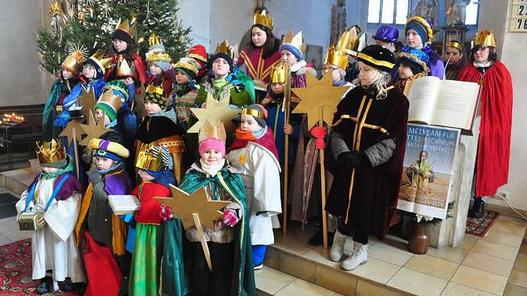 Neun Sternsingergruppen waren am Dreikönigstag in der Pfarrei Pfarrweisach unterwegs und sammelten für das weltweite Sternsinger-Projekt. Die Gruppen (unser Bild) waren unterwegs in Pfarrweisach, Kraisdorf, Frickendorf, Lichtentstein, Dürrnhof, Junkersdorf und Rabelsdorf.  Foto: Simon Albrecht
