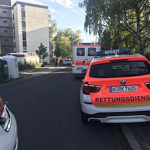 Einsatzkräfte haben in Nürnberg bei Löscharbeiten einen schrecklichen Fund gemacht: Im Schlafzimmer einer Wohnung in Neuröthenbach fanden sie eine verkohlte Leiche.
