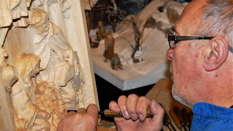 Kunstschnitzer Herbert Holzheimer aus Langenleiten zeigt im Obergeschoss der Museumsscheune sein handwerkliches Können. Foto: Sigismund von Dobschütz