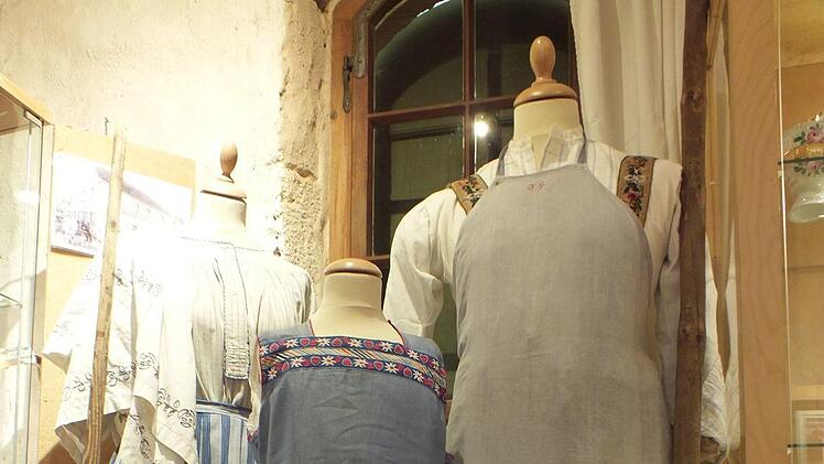 Komplette Garnituren sind zu sehen.