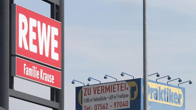 Der Rewe er&ouml;ffnete am Donnerstag seine Pforten, beim Praktiker werden noch Interessenten gesucht.  Foto: Michael Busch