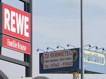 Der Rewe eröffnete am Donnerstag seine Pforten, beim Praktiker werden noch Interessenten gesucht.  Foto: Michael Busch